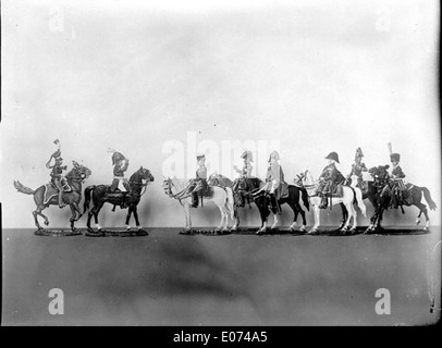 Ces figurines de plomb représentent des soldats en uniforme de l'armée impériale française sous le règne de Napoléon. Les figures sont des représentations détaillées des vêtements et équipements militaires utilisés par les soldats au début du XIXe siècle, reflétant le style de l'époque. Banque D'Images