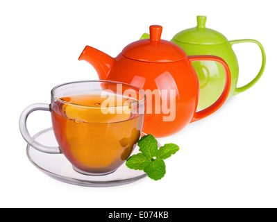 Tasse en verre de thé de feuilles de menthe et deux des théières isolé sur fond blanc Banque D'Images