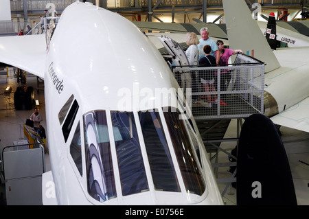 Les visiteurs sur le Concorde à Duxford Air Museum Banque D'Images