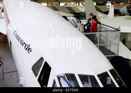 Les visiteurs sur le Concorde à Duxford Air Museum Banque D'Images