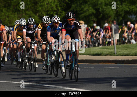 Richmond, Virginia, USA. 4 mai, 2014. Riders passer le long de l'avenue du Monument au cours de l'USA Cycling CapTech 2014 Collegiate Road Championnat National division one road Race à Richmond, en Virginie, le samedi 3 mai 2014. © Scott P. Yates/ZUMAPRESS.com/Alamy Live News Banque D'Images