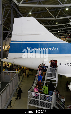 Les visiteurs sur le Concorde à Duxford Air Museum Banque D'Images