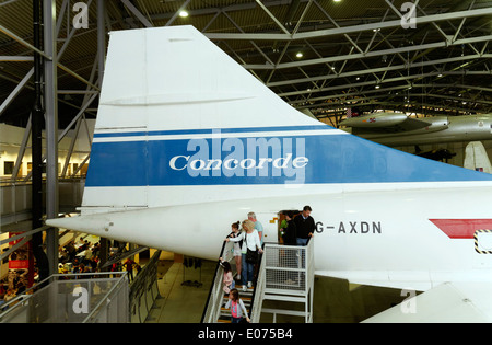 Les visiteurs sur le Concorde à Duxford Air Museum Banque D'Images