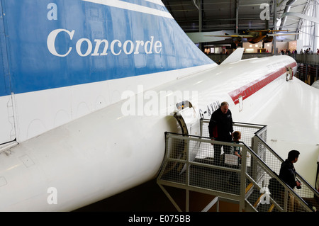 Les visiteurs sur le Concorde à Duxford Air Museum Banque D'Images