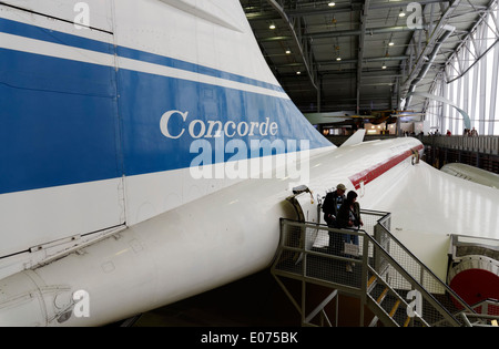 Les visiteurs sur le Concorde à Duxford Air Museum Banque D'Images