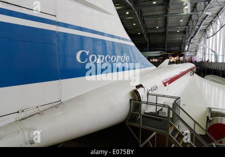 Les visiteurs sur le Concorde à Duxford Air Museum Banque D'Images