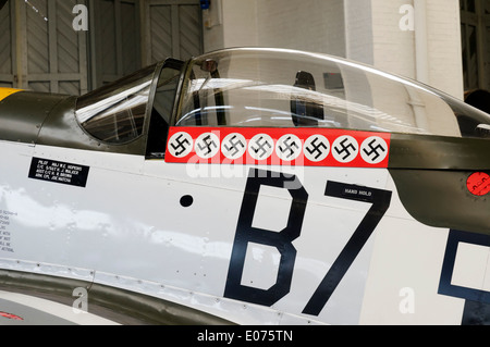 Le poste de pilotage d'un North American P-51 Mustang fighter avec 8 croix gammées marquant des avions allemands abattus à Duxford Air Museum Banque D'Images