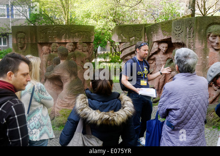 Une visite guidée par groupe Block der Frauen (femmes), un mémorial à la protestation non violente 1943 sur Rosentrasse, Berlin Banque D'Images