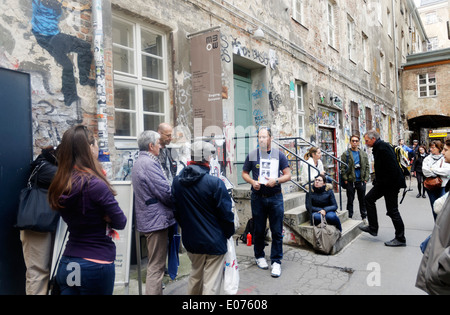 Un groupe touristique en dehors de la Otto Weidt Atelier pour les aveugles Museum de Berlin, 39 Rosenthaler Strasse Banque D'Images