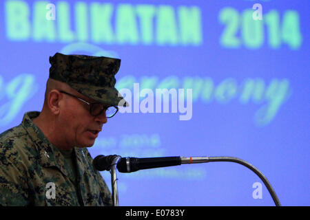 Quezon City, Philippines. 5 mai, 2014. Officier américain en charge de l'exercice Balikatan 2014 John Rutherford parle lors de la cérémonie d'ouverture de la U.S.-Philippines Balikatan 2014 Exercice conjoint sur les forces armées des Philippines (AFP) siège au camp Aguinaldo à Quezon City, aux Philippines, le 5 mai 2014. Un total de 3 000 soldats philippins et 2 500 soldats américains y participera cette année à la U.S.-Philippines Balikatan exercices militaires. © Rouelle Umali/Xinhua/Alamy Live News Banque D'Images