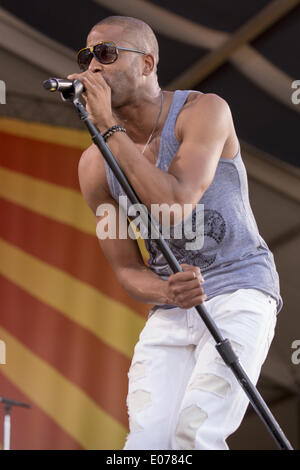 La Nouvelle-Orléans, Louisiane, Etats-Unis. 4 mai, 2014. TROMBONE SHORTY (aka TROY ANDREWS) il se produit avec son groupe, Trombone Shorty & Orleans Avenue, de Nola Jazz Fest de La Nouvelle-Orléans, Louisiane Crédit : Daniel DeSlover/ZUMAPRESS.com/Alamy Live News Banque D'Images