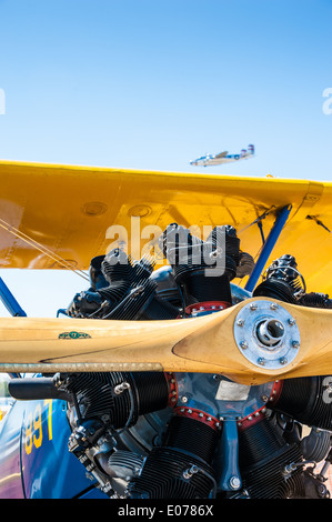 Close-up of a 1941 avec un biplan Stearman de Boeing B-25 Mitchell bomber volant au-dessus. Banque D'Images