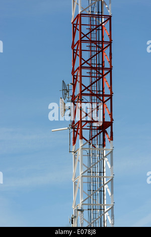 Détail de la tour de l'antenne, y compris l'antenne parabolique Banque D'Images