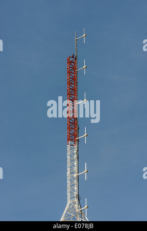 Détail de la tour de l'antenne, y compris l'antenne parabolique Banque D'Images