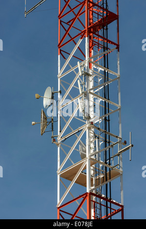 Détail de la tour de l'antenne, y compris l'antenne parabolique Banque D'Images