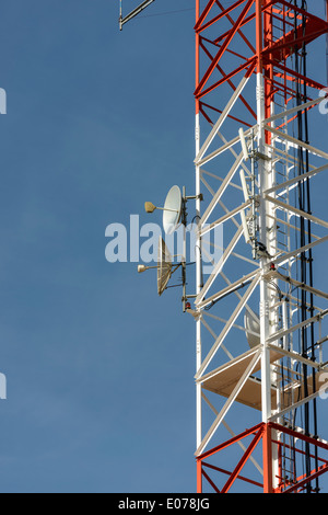 Détail de la tour de l'antenne, y compris l'antenne parabolique Banque D'Images