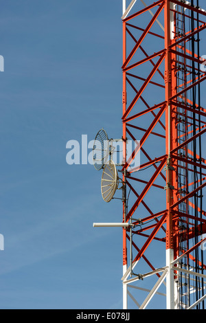 Détail de la tour de l'antenne, y compris l'antenne parabolique Banque D'Images