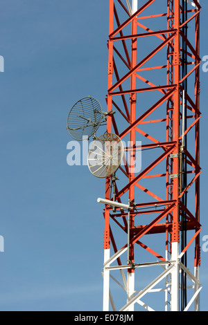 Détail de la tour de l'antenne, y compris l'antenne parabolique Banque D'Images