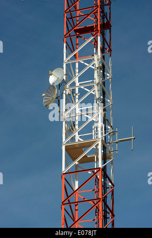 Détail de la tour de l'antenne, y compris l'antenne parabolique Banque D'Images