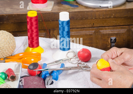 Les mains d'experts traditionnels artisanat sport balls Banque D'Images