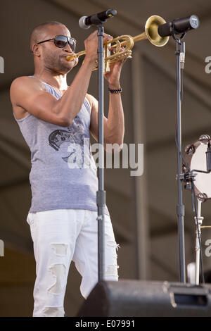 La Nouvelle-Orléans, Louisiane, Etats-Unis. 4 mai, 2014. TROMBONE SHORTY (aka TROY ANDREWS) il se produit avec son groupe, Trombone Shorty & Orleans Avenue, de Nola Jazz Fest de La Nouvelle-Orléans, Louisiane Crédit : Daniel DeSlover/ZUMAPRESS.com/Alamy Live News Banque D'Images