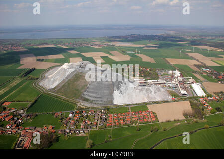 Vue aérienne de la mine près de Sigmundshall Stolzenau (Basse-Saxe, Allemagne), photo prise au 01.05.2013 à partir d'un avion léger. C'est la dernière production de mine de sel de Basse-Saxe. Banque D'Images