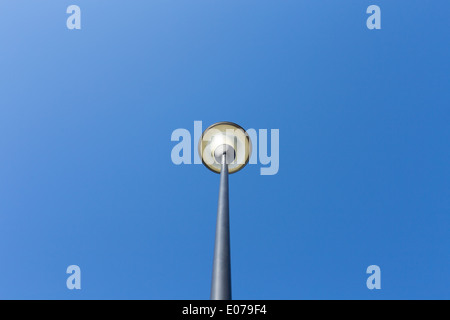 Lampe de la chaussée sur fond de ciel bleu. Banque D'Images