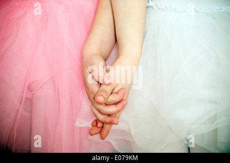 Deux petites ballerines holding hands Banque D'Images