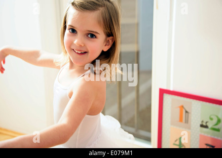 Petite ballerine faisant des exercices Banque D'Images