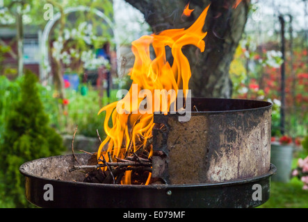 Allumer le feu au printemps barbecue dans le jardin Banque D'Images