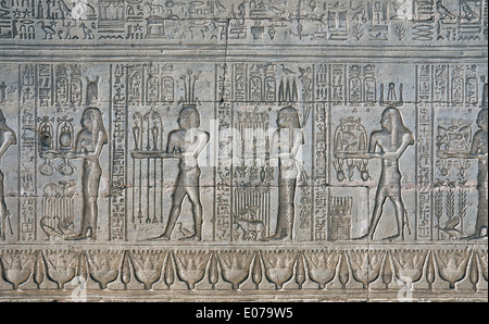 Egypte,Dendera temple ptolémaïque,de la déesse Hathor.Sculptures sur mur extérieur. Banque D'Images