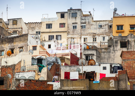 Tanger, Maroc. Maisons colorées de la vieille vie Medina Banque D'Images