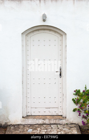 Mur Blanc et vieille porte en bois. La texture d'arrière-plan Banque D'Images