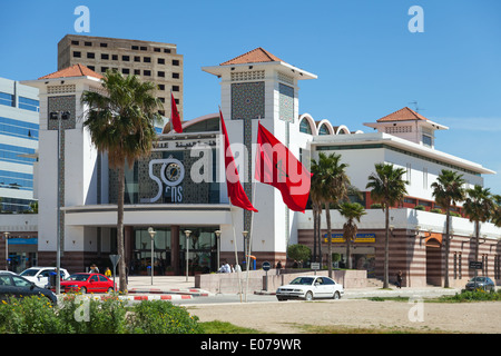 Tanger, Maroc - Mars 23, 2014 : gare centrale de la façade de l'immeuble avec les drapeaux nationaux Banque D'Images