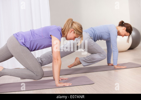 Deux femmes de faire des exercices de Pilates Banque D'Images