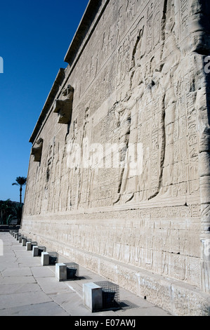 Egypte,Dendera temple ptolémaïque,de la déesse Hathor.Sculptures sur mur extérieur. Banque D'Images