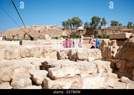 Les touristes à ruines de la vieille ville romaine de Césarée, en Israël Banque D'Images