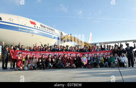 Vienne. 5 mai, 2014. Les clients, passagers et membres d'équipage du vol Air China CA841 posent pour des photos après son arrivée à l'aéroport international de Vienne le 5 mai 2014. Air China le lundi a terminé avec succès le premier voyage du vol CA841, une nouvelle route de Beijing à Barcelone via Vienne. © Qian Yi/Xinhua/Alamy Live News Banque D'Images