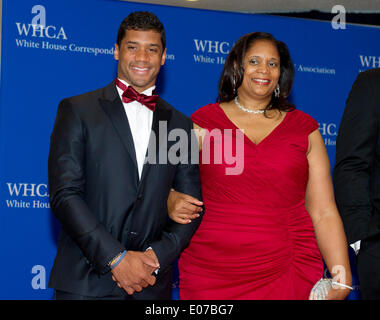 Washington, DC, USA. 06Th Mai, 2014. Russell Wilson et sa mère, Tammy, arrivent pour la Maison Blanche 2014 Dîner annuel de l'Association des correspondants à l'hôtel Hilton de Washington à Washington, DC, USA, 03 mai 2014. Photo : Ron Sachs/CNP (restriction : NO New York ou le New Jersey Journaux ou journaux dans un rayon de 75 km de la ville de New York) - PAS DE SERVICE DE FIL/dpa/Alamy Live News Banque D'Images