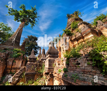 Ruines de l'ancienne pagode Shwe stupas de Indein sur ciel bleu. Indein village, lac Inle, l'État de Shan, Myanmar (Birmanie) Banque D'Images