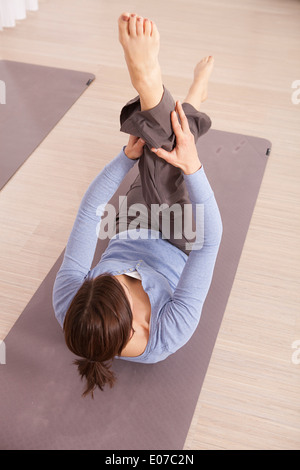 Femme faire pilates Stretching exercice leg Banque D'Images