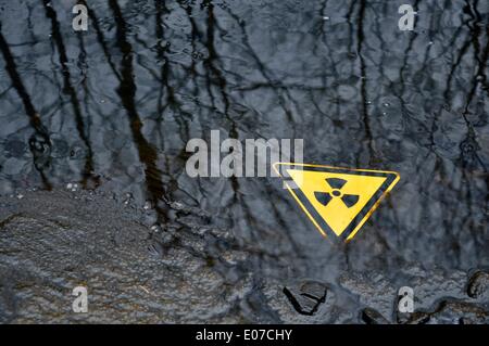 Un signe d'avertissement de radioactivité se trouve dans un lac en Allemagne, le 02 avril 2011. Fotoarchiv für Zeitgeschichte - PAS DE SERVICE DE VIREMENT - Banque D'Images