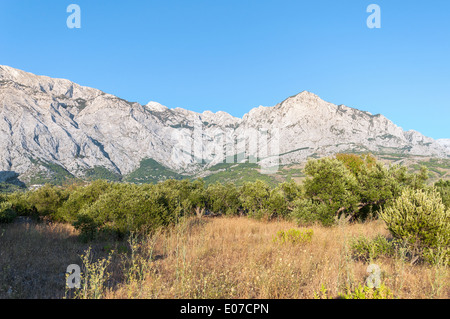 Panorama des montagnes de Biokovo en Croatie. Avis de Baska Voda. Banque D'Images