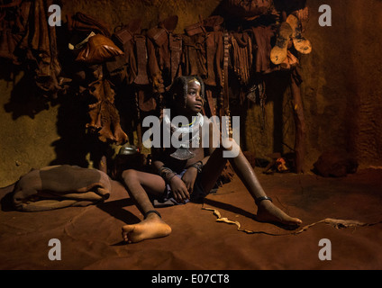 Jeune fille Himba avec coiffure ethnique dans sa hutte, Epupa, Namibie Banque D'Images