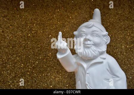 Un gnome de jardin blanc donne le doigt en Allemagne, 15 mai 2011. Fotoarchiv für Zeitgeschichte - PAS DE SERVICE DE FIL Banque D'Images