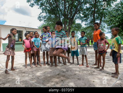 Enfants Bushmen dans une salle de classe, l'école primaire. Grashoek, Namibie Banque D'Images