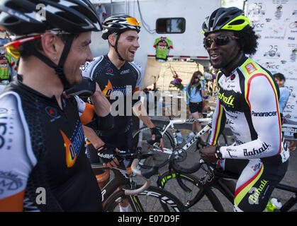 Dana Point, Californie, USA. 4 mai, 2014. Pro cyclistes saluent après la course le dimanche après-midi.La 8e édition du Grand Prix 2014 Dana Point de vélo, une journée de course classique en l'honneur de l'ancien marine américain, feu John Johnson qui est mort d'un mésothéliome, a couru toute la journée de dimanche dans la région de Dana Point. Le circuit fermé, exécuter en tant qu'un circuit et connu comme critère, les courses pour tous les âges et toutes les compétences, y compris les enfants et le grand public. Le Men's pro course, prévue comme le dernier événement de la journée, une bourse de 15 000 $ dollars. Pour les 8 dernières années la ville de Dana Point a permis d'e Banque D'Images