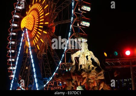 Berlin, Allemagne. 30th novembre 2013. Une grande roue illuminée se trouve à côté de la fontaine Neptune sur le marché de Noël, en face de l'hôtel de ville rouge de Spandauer Strasse à Berlin, en Allemagne, le 30 novembre 2013. Fotoarchiv für Zeitgeschichte - PAS DE SERVICE DE FIL/dpa/Alay Live News Banque D'Images