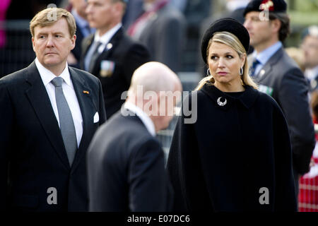 4 mai, 2014 - Amsterdam, Pays-Bas - 4-5-2014 AMSTERDAM - Reine Roi Willem-Alexander et maxima à l'wearth cérémonie de pose (Dodenherdenking) au mémorial de la DEUXIÈME GUERRE MONDIALE au monument op de Dam à Amsterdam. Koning Willem-Alexander en Koningin MÃ xima¡lire les 4 zijn mei aanwezig bij de Nationale Herdenking à Amsterdam (Image Crédit : © Robin Utrecht/NurPhoto ZUMAPRESS.com) / Banque D'Images