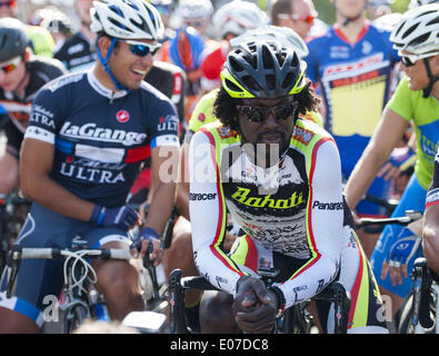 Dana Point, Californie, USA. 4 mai, 2014. Les cyclistes s'alignent pour le départ de la Men's Pro course le dimanche après-midi.La 8e édition du Grand Prix 2014 Dana Point de vélo, une journée de course classique en l'honneur de l'ancien marine américain, feu John Johnson qui est mort d'un mésothéliome, a couru toute la journée de dimanche dans la région de Dana Point. Le circuit fermé, exécuter en tant qu'un circuit et connu comme critère, les courses pour tous les âges et toutes les compétences, y compris les enfants et le grand public. Le Men's pro course, prévue comme le dernier événement de la journée, une bourse de 15 000 $ dollars. Pour les 8 dernières années la ville de Dana Point a perm Banque D'Images